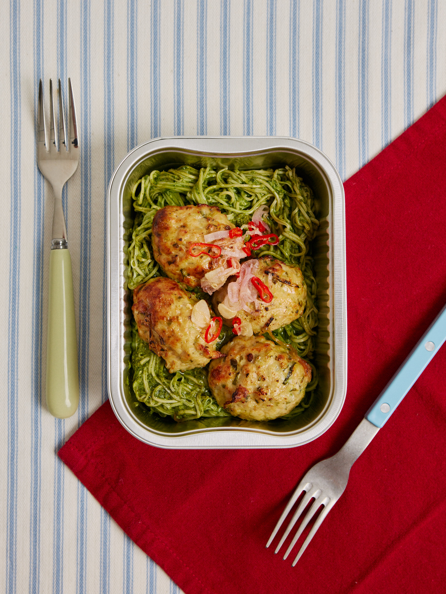 Very green noodles with chicken meatballs